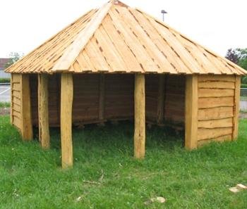 B�lhus firkantet hus i Robinia og l�rk