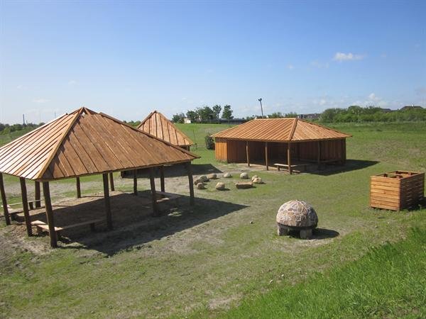 Snittehus i Robinia og l�rk