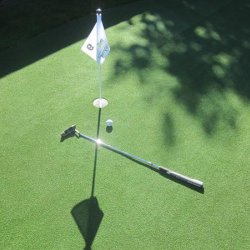 Flagstang og flag til golfbane