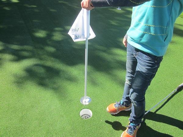 Flagstang og flag til golfbane
