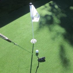 Flagstang og flag til golfbane